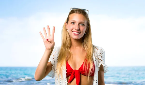 Chica rubia en vacaciones de verano feliz y contando cuatro con el surf — Foto de Stock