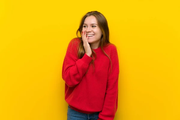 Młoda Kobieta Żółtej Ścianie Uśmiechający Się Dużo — Zdjęcie stockowe