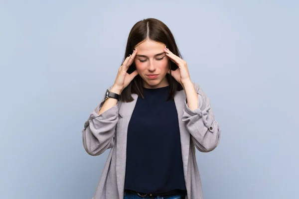 Young Woman Isolated Blue Wall Headache — Stock Photo, Image