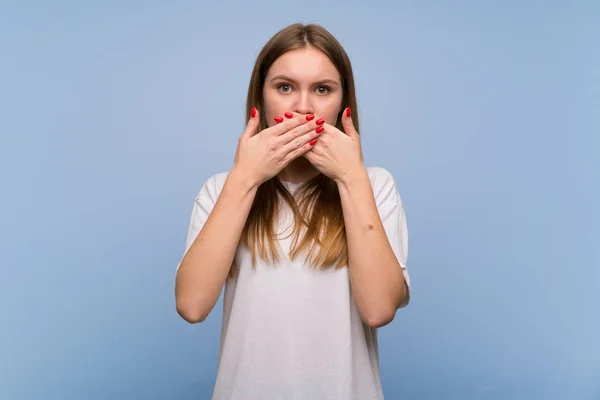 Junge Frau Über Blauer Wand Die Mund Mit Händen Bedeckt — Stockfoto