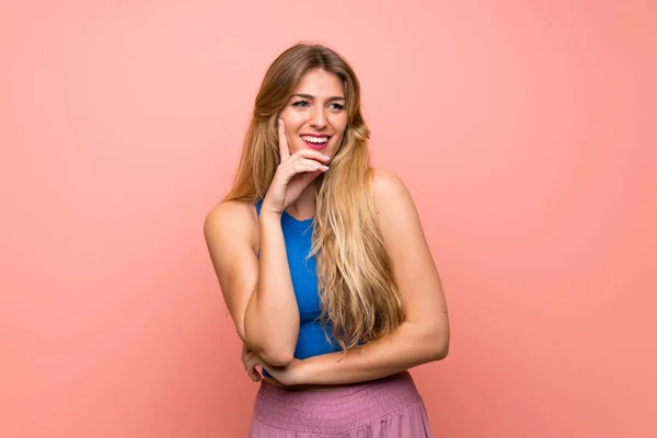 Giovane Donna Bionda Sfondo Rosa Isolato Pensando Idea Mentre Alza — Foto Stock