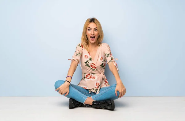 Young Blonde Woman Sitting Floor Surprise Facial Expression — Stock Photo, Image