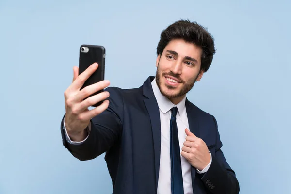 Empresario Sobre Pared Azul Aislada Haciendo Una Selfie —  Fotos de Stock