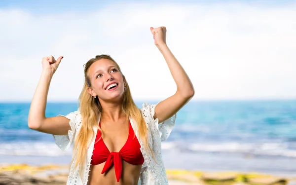 Chica rubia en vacaciones de verano celebrando una victoria en el ganador p — Foto de Stock