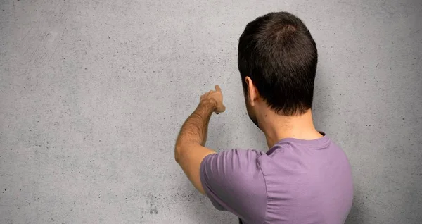 Schöner Mann Der Mit Dem Zeigefinger Über Die Wand Zeigt — Stockfoto