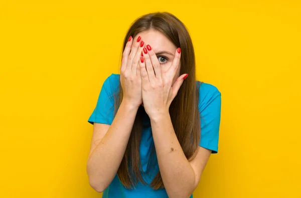 Молодая Женщина Голубой Рубашке Закрывает Глаза Смотрит Сквозь Пальцы — стоковое фото