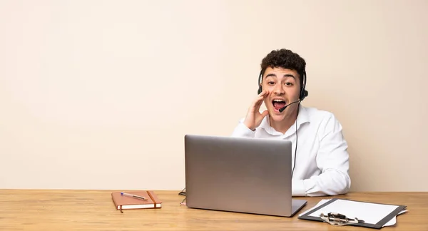Telemarketer Man Shouting Mouth Wide Open Lateral — Stock Photo, Image