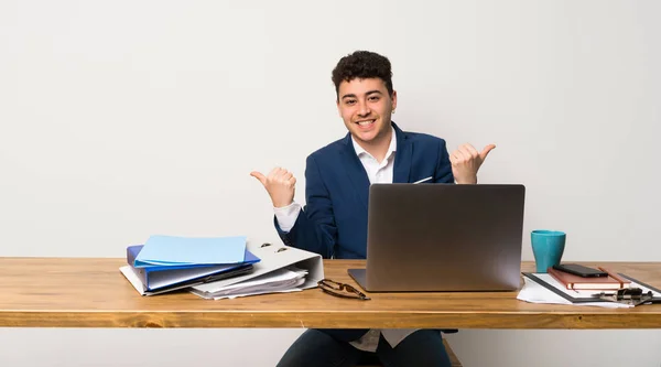 Başparmak Kadar Jest Gülümseyen Bir Ofiste Adamı — Stok fotoğraf