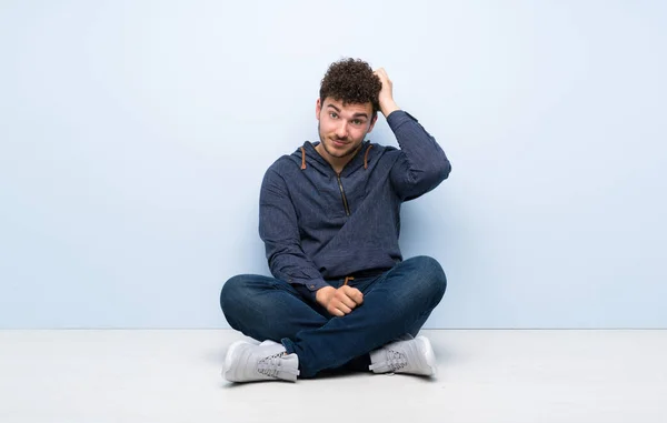 Mladý Muž Sedící Podlaze Výrazem Frustrace Neporozumění — Stock fotografie