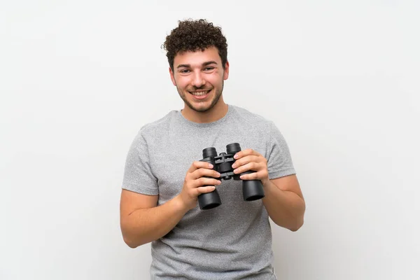 Mann Mit Lockigem Haar Über Isolierter Wand Mit Schwarzem Fernglas — Stockfoto