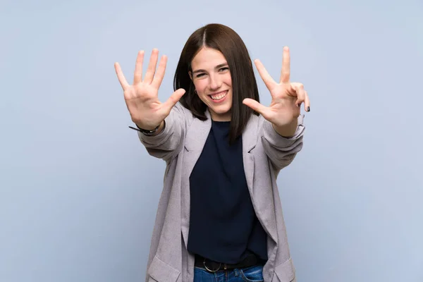 Young Woman Isolated Blue Wall Counting Eight Fingers — Stock Photo, Image