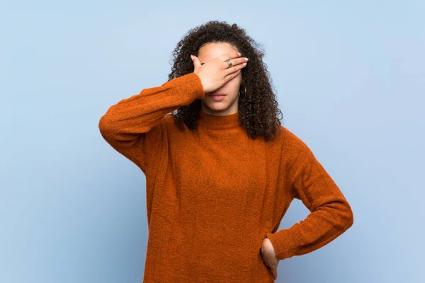 Mujer Dominicana Con Pelo Rizado Cubriendo Los Ojos Con Las —  Fotos de Stock