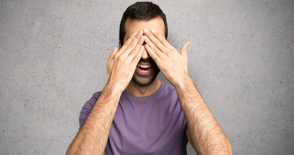 Gutaussehender Mann Der Die Augen Mit Den Händen Verdeckt Überrascht — Stockfoto