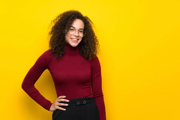 Mujer Dominicana Con Suéter Cuello Alto Posando Con Los Brazos —  Fotos de Stock