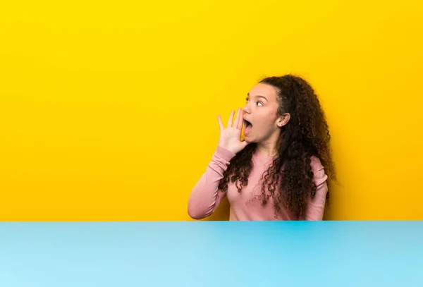 Ragazza Adolescente Gridando Con Bocca Spalancata Laterale — Foto Stock