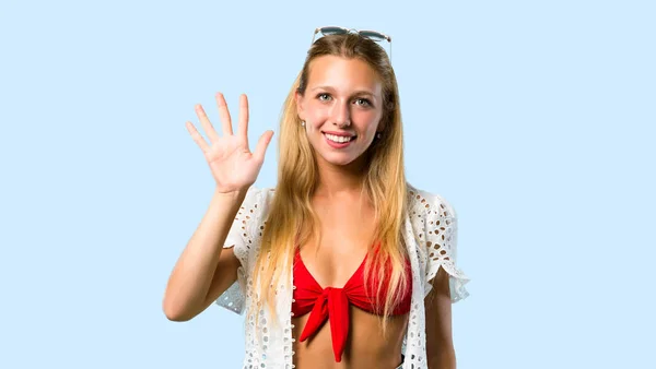 Menina Loira Férias Verão Contando Cinco Com Dedos Fundo Azul — Fotografia de Stock