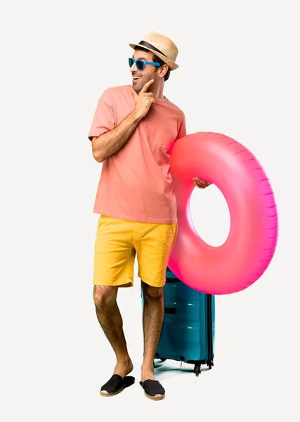 Full body of Man with hat and sunglasses on his summer vacation — Stock Fotó