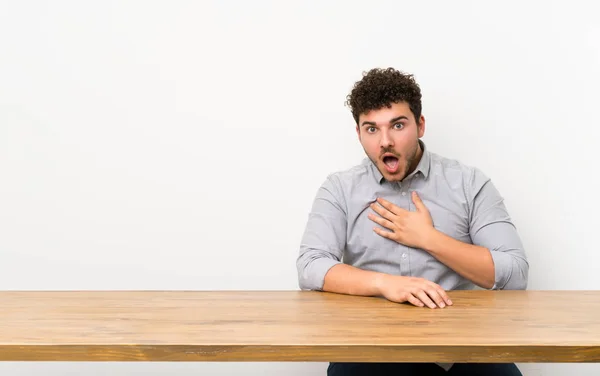Junger Mann Mit Tisch Überrascht Und Schockiert Während Nach Rechts — Stockfoto