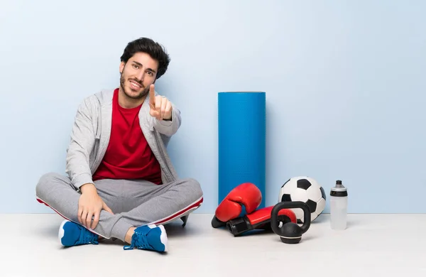 Deportivo Sentado Suelo Mostrando Levantando Dedo — Foto de Stock