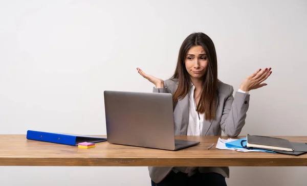 Mujer Negocios Una Oficina Que Tiene Dudas Mientras Levanta Las — Foto de Stock