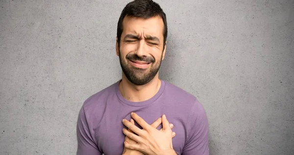 Hombre Guapo Que Tiene Dolor Corazón Sobre Pared Texturizada —  Fotos de Stock