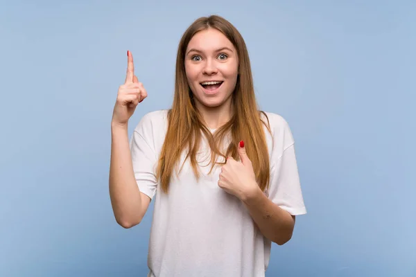 Young Woman Blue Wall Surprise Shocked Facial Expression — Stock Photo, Image