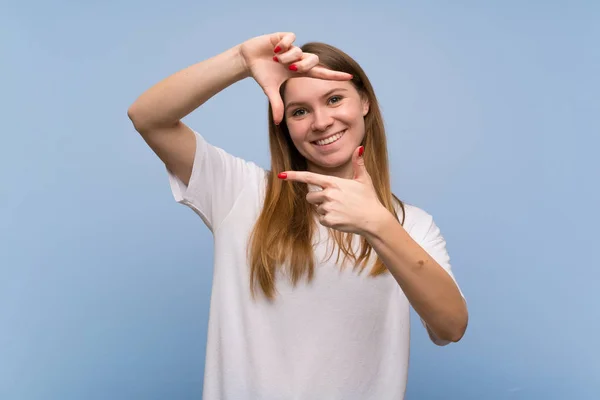 青い壁の顔を中心に若い女性 フレーミングシンボル — ストック写真