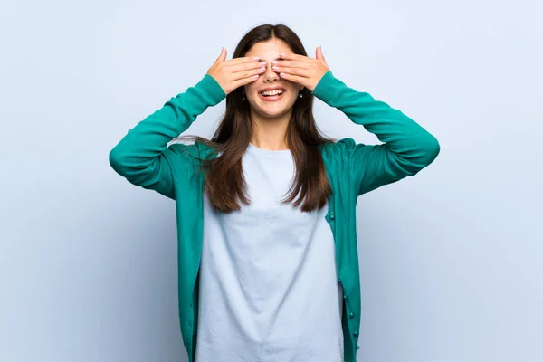 Adolescente Chica Sobre Azul Pared Cubriendo Los Ojos Por Las — Foto de Stock