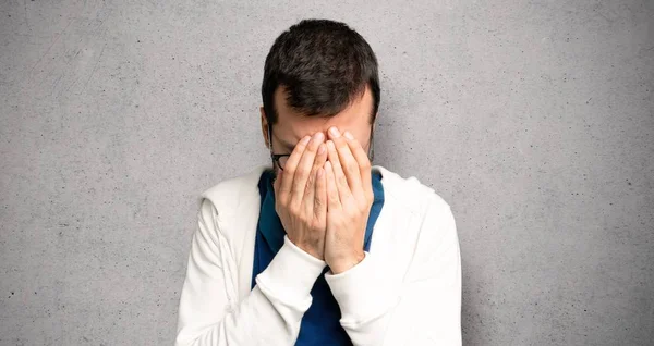 Schöner Mann Mit Brille Mit Müdem Und Krankem Gesichtsausdruck Über — Stockfoto