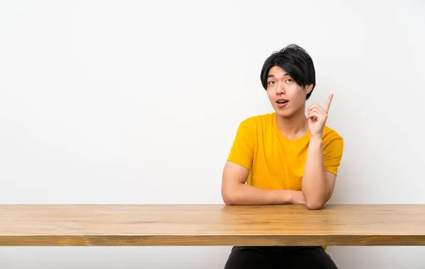 Hombre Asiático Con Camisa Amarilla Pensando Una Idea Apuntando Con —  Fotos de Stock