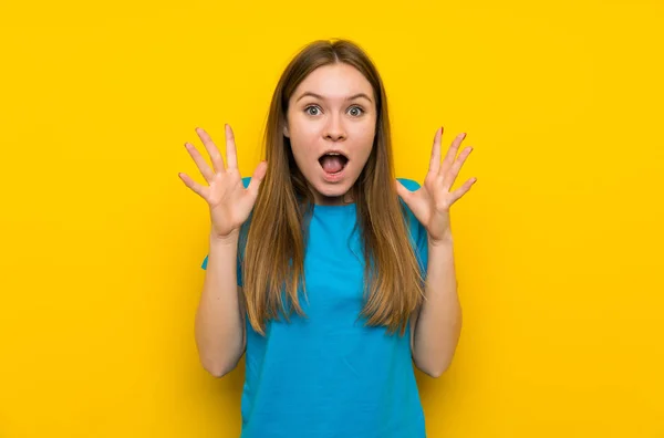 Jonge Vrouw Met Blauw Overhemd Met Verrassing Gezichtsuitdrukking — Stockfoto