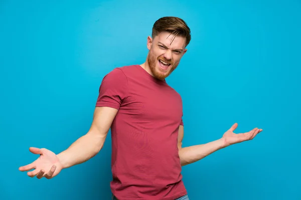 Redhead Man Isolerad Blå Vägg Stolt Och Självnöjd — Stockfoto