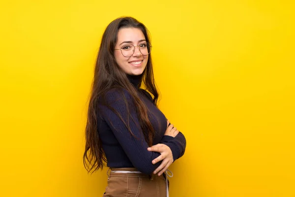 Adolescente Chica Sobre Aislada Pared Amarilla Con Los Brazos Cruzados —  Fotos de Stock