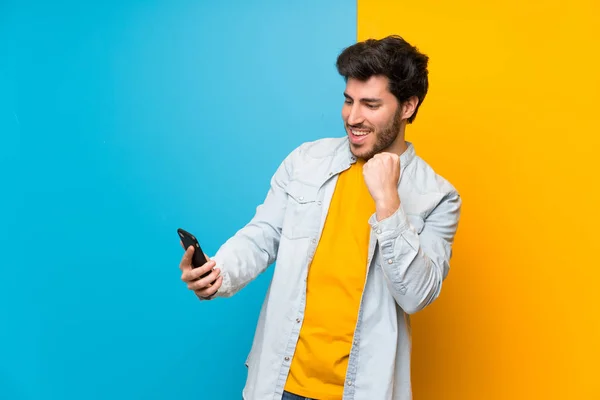 Gut Aussehend Über Isolierten Bunten Hintergrund Mit Telefon Siegesposition — Stockfoto