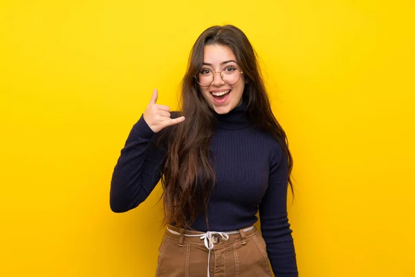 Menina Adolescente Sobre Parede Amarela Isolada Fazendo Gesto Telefone Chama — Fotografia de Stock