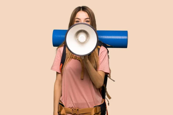 Jovem Mochileiro Mulher Gritando Através Megafone Para Anunciar Algo Sobre — Fotografia de Stock