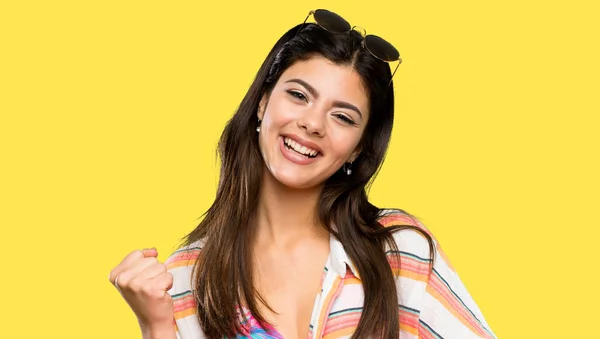 Adolescente Chica Vacaciones Verano Celebrando Una Victoria Sobre Fondo Amarillo —  Fotos de Stock