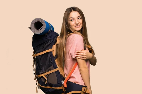 Giovane Zaino Spalla Donna Guardando Oltre Spalla Con Sorriso Sfondo — Foto Stock