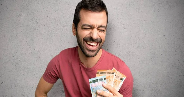 Hombre Tomando Montón Dinero Feliz Sonriendo Sobre Pared Texturizada — Foto de Stock