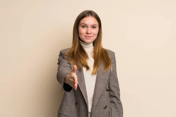 Ung Affärskvinna Skakar Hand För Att Avsluta Bra Affär — Stockfoto