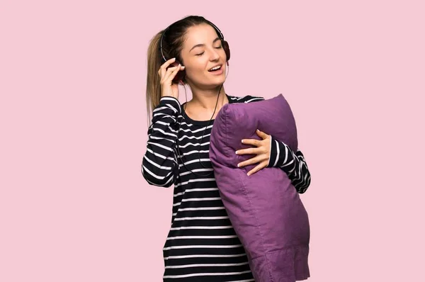 Mooie Vrouw Pyjama Luisteren Naar Muziek Met Koptelefoon Geïsoleerde Roze — Stockfoto