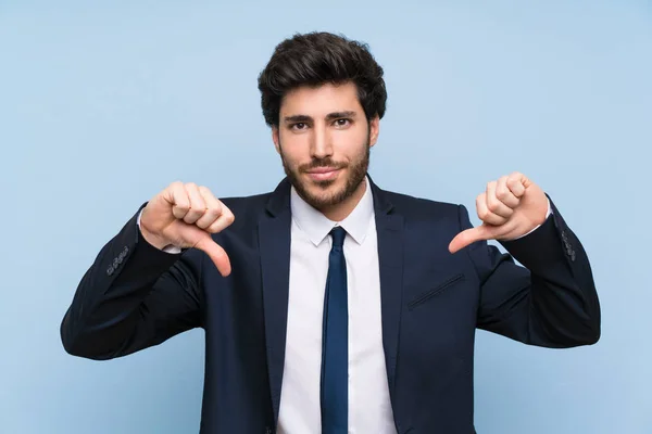 Empresario Sobre Pared Azul Aislada Mostrando Pulgar Hacia Abajo — Foto de Stock