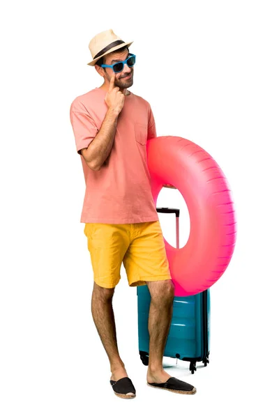 Ganzkörper-Mann mit Hut und Sonnenbrille im Sommerurlaub — Stockfoto