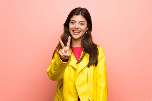 Ragazza Adolescente Sul Muro Rosa Sorridente Mostrando Segno Vittoria — Foto Stock