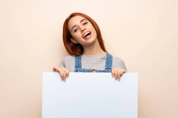 Joven Pelirroja Sobre Fondo Aislado Sosteniendo Una Pancarta Para Insertar — Foto de Stock