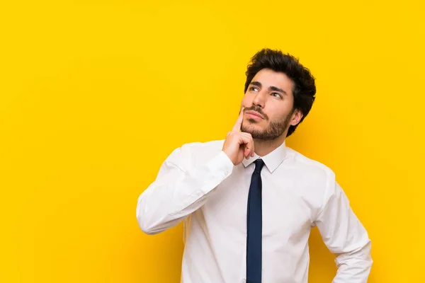 Empresário Fundo Amarelo Isolado Pensando Uma Ideia — Fotografia de Stock