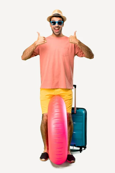 Cuerpo completo de Hombre con sombrero y gafas de sol en sus vacaciones de verano — Foto de Stock
