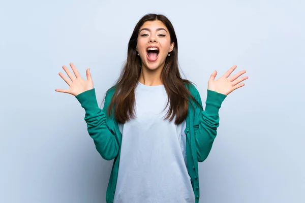 Chica Adolescente Sobre Pared Azul Con Expresión Facial Impactada —  Fotos de Stock