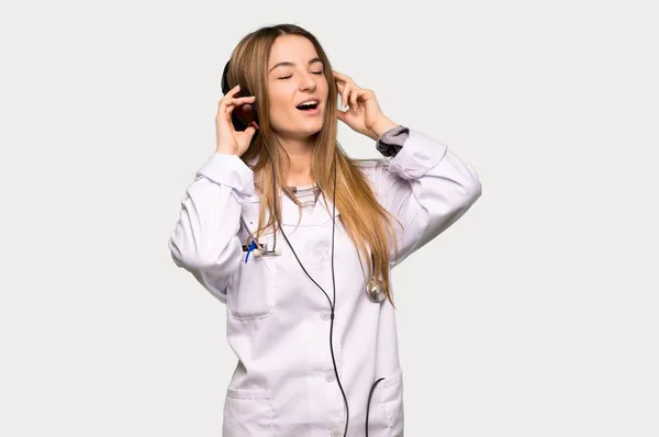 Giovane Dottoressa Che Ascolta Musica Con Cuffie Sfondo Grigio Isolato — Foto Stock