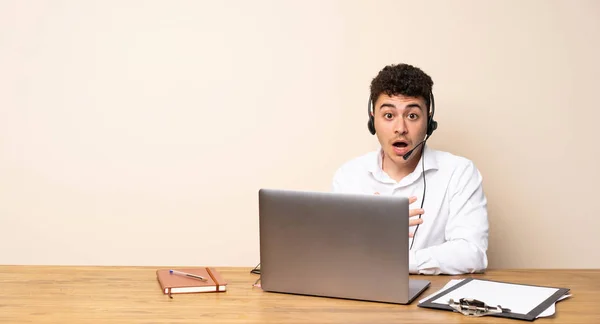 Telemarketer Man Surprised Shocked While Looking Right — Stock Photo, Image